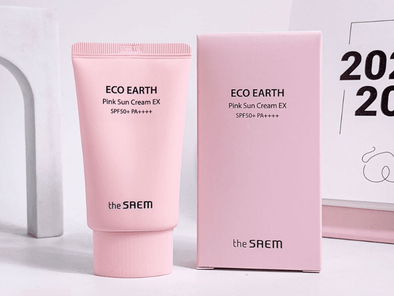 The Saem Eco Earth Power Pink Sun Cream SPF50+ PA++++ vừa thực hiện nhiệm vụ chống nắng, vừa có thể thay thế một lớp lót trang điểm nhẹ nhàng