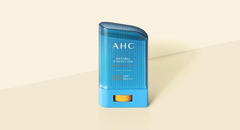 AHC Natural Perfection Fresh Sun Stick SPF50+ PA++++ là minh chứng cho sự đổi mới đó khi mang đến giải pháp chống nắng dạng thỏi nhỏ gọn, tích hợp collagen thủy phân giúp duy trì độ đàn hồi cho da