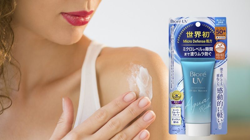 Là một sản phẩm quen thuộc từ Nhật Bản, Biore UV Aqua Rich Watery Essence SPF50+ được biết đến rộng rãi nhờ kết cấu tan trên da rất đặc trưng