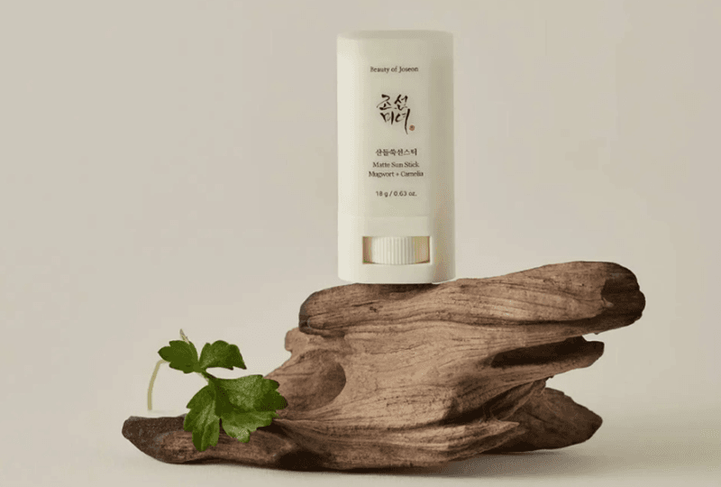 Beauty of Joseon Matte Sun Stick: Mugwort + Camelia là giải pháp tiện lợi để thoa lại kem chống nắng trong giờ làm việc, không cần chạm tay vào mặt