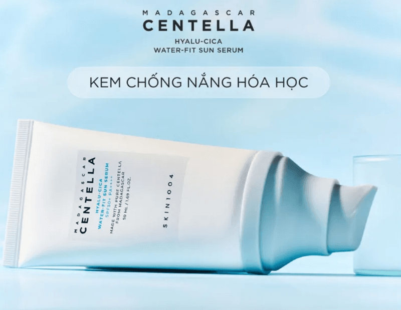 SKIN1004 Madagascar Centella Hyalu-Cica Water-Fit Sun Serum SPF 50+ PA++++ tập trung vào khả năng làm dịu và cấp nước chuyên sâu cho da