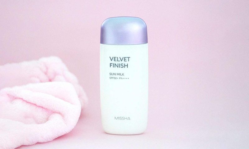 Missha Velvet Finish Sun Milk được phát triển để tạo một lớp nền mịn mượt, giúp làm mờ lỗ chân lông hiệu quả