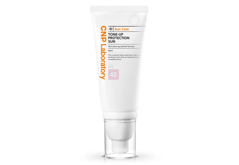 CNP Laboratory Tone-Up Protection Sun được trang bị thêm công nghệ hỗ trợ bảo vệ da khỏi bụi mịn, bên cạnh chức năng nâng tông và chống nắng cơ bản