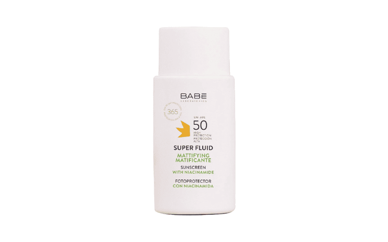 BABÉ Super Fluid Mattifying Sunscreen SPF50 là kem chống nắng hóa học nổi bật với khả năng kiểm soát dầu, không cồn