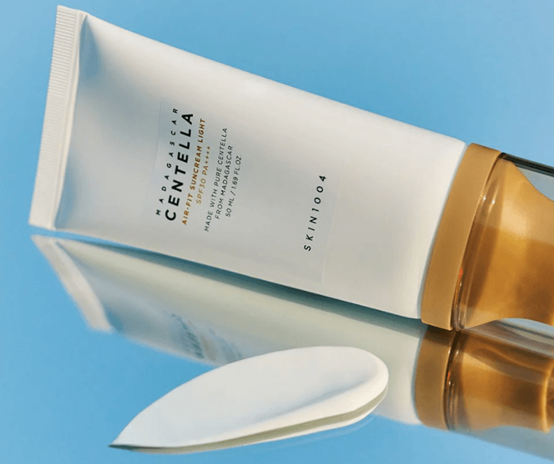 Skin1004 Madagascar Centella Air-Fit Suncream Light SPF30 PA++++ ghi điểm nhờ công thức lành tính, chuyên biệt cho làn da nhạy cảm và mụn