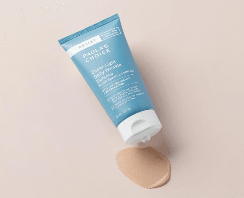 Paula's Choice RESIST Super-Light Daily Wrinkle Defense SPF 30 còn chứa thành phần chống oxy hóa giúp giảm tác động của các gốc tự do