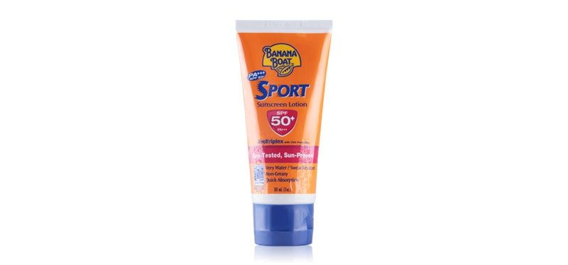Hướng đến phân khúc phổ thông hơn, Banana Boat Sport Ultra tập trung vào hiệu suất kháng nước và độ bám dính cao