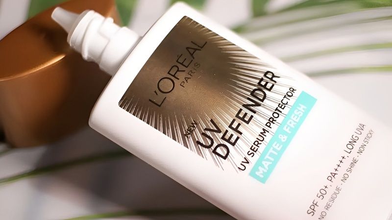 L'Oreal Paris UV Defender Serum Protector là một sản phẩm chống nắng được đánh giá cao về khả năng kiểm soát bã nhờn