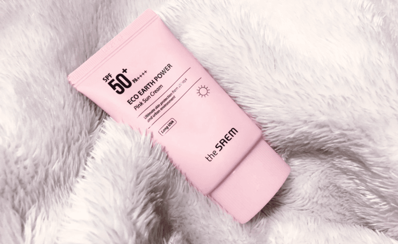 Với tone hồng tươi tắn và mức giá dễ chịu, The Saem Eco Earth Power Pink Sun Cream SPF 50+ PA++++ là sản phẩm được nhiều sinh viên ưu tiên