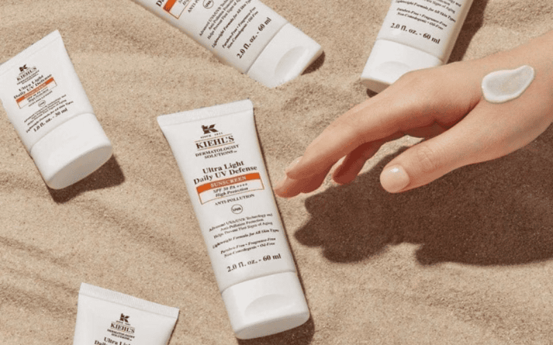 Kiehl’s Ultra Light Daily UV Defense SPF50 PA++++ gây ấn tượng nhờ kết cấu siêu mỏng nhẹ, dễ dàng thấm nhanh