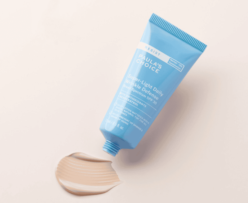 RESIST Super-Light Daily Wrinkle Defense SPF 30 đại diện cho triết lý này, khi vừa sử dụng công thức chống nắng khoáng nhẹ nhàng vừa bổ sung chất chống oxy hóa