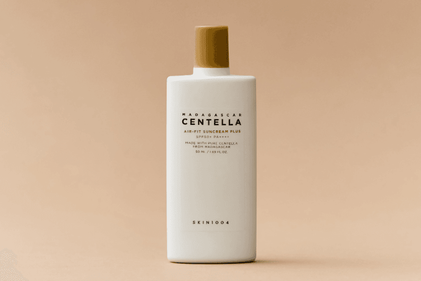 Skin1004 Madagascar Centella Air-fit Suncream Plus sử dụng màng lọc khoáng với Zinc Oxide và Titanium Dioxide, bảo vệ da khỏi tác hại của tia UV
