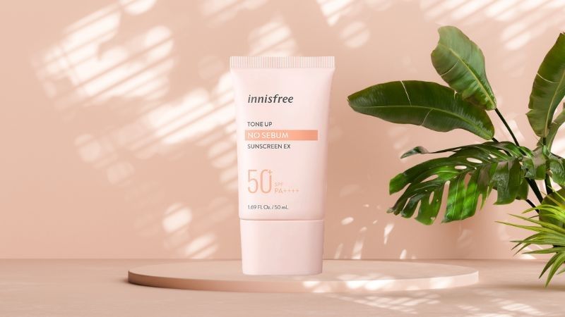Innisfree Tone Up No Sebum Sunscreen EX SPF 50+ PA++++ có khả năng kiềm dầu tốt, nâng tone nhẹ nhàng