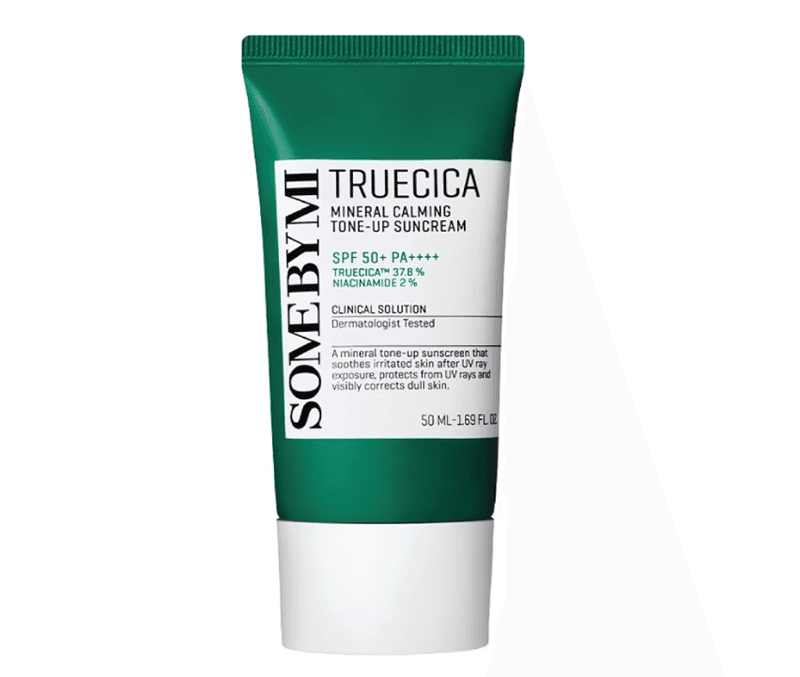 Some By Mi Truecica Mineral Calming Tone-up Suncream SPF50+ có dạng kem mỏng nhẹ, dễ tán đều và nâng tone nhẹ nhàng mà không để lại vệt trắng