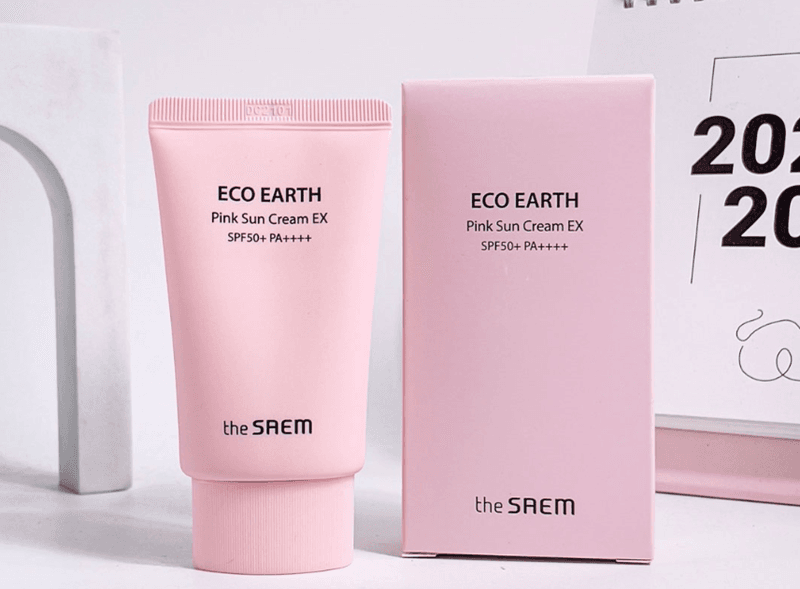 The Saem Eco Earth Power Pink Sun Cream vừa có khả năng bảo vệ da, vừa làm dịu và hiệu chỉnh tông da tức thì
