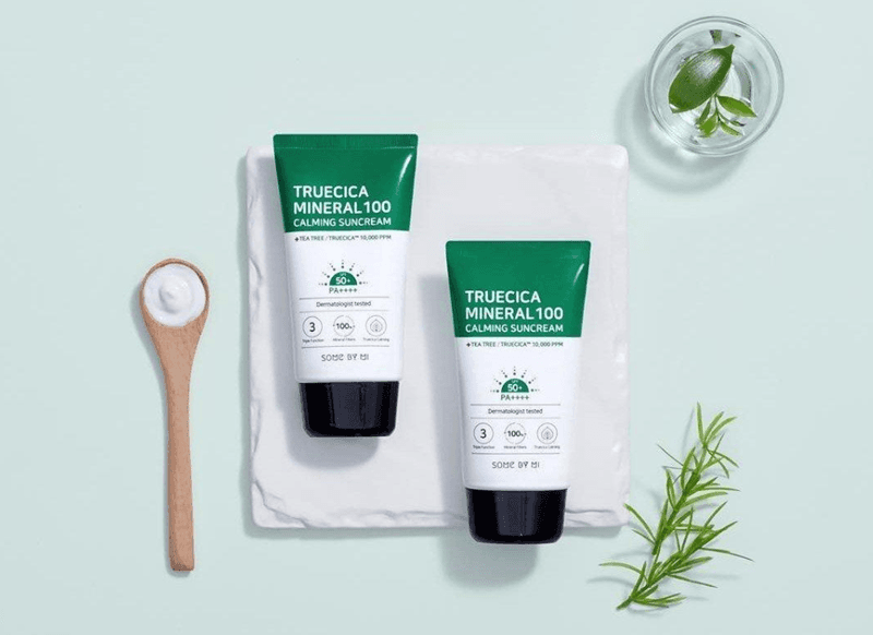Some By Mi&nbsp;Truecica Mineral 100 Calming Suncream SPF50+ PA++++ vừa có khả năng bảo vệ da, vừa hỗ trợ làm dịu các nốt sưng viêm đang tồn tại