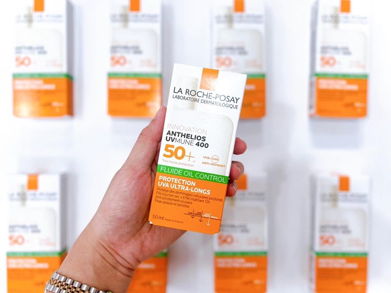 La Roche-Posay Anthelios UVMUNE 400 Oil Control Fluid SPF50+ có khả năng chống nắng quang phổ rộng