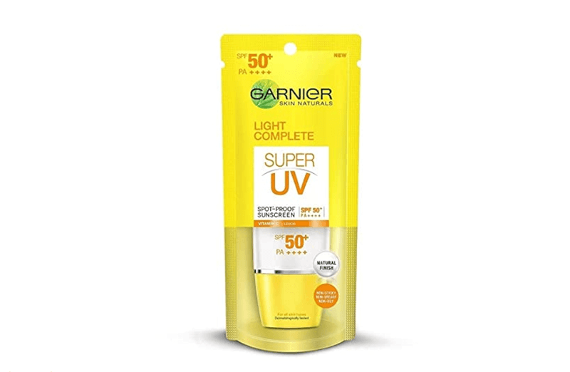 Garnier Light Complete Super UV Matte Brightening Sunscreen SPF 50+ có giá thành phù hợp với học sinh, sinh viên