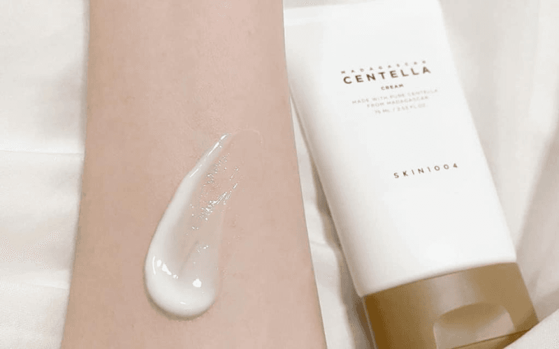 Kem dưỡng Skin1004 Madagascar Centella có kết cấu dạng cream hơi đặc nhưng lại rất mịn, tơi và dễ tán