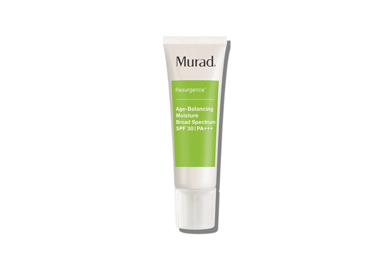 Murad Resurgence Age-Balancing Night Cream không những tập trung vào việc tẩy tế bào chết, mà còn chú trọng sâu sắc đến việc củng cố hàng rào bảo vệ da