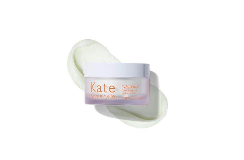 Kate Somerville ExfoliKate Glow Moisturizer hỗ trợ loại bỏ lớp tế bào cũ trên bề mặt, đồng thời làm sáng và làm mịn da