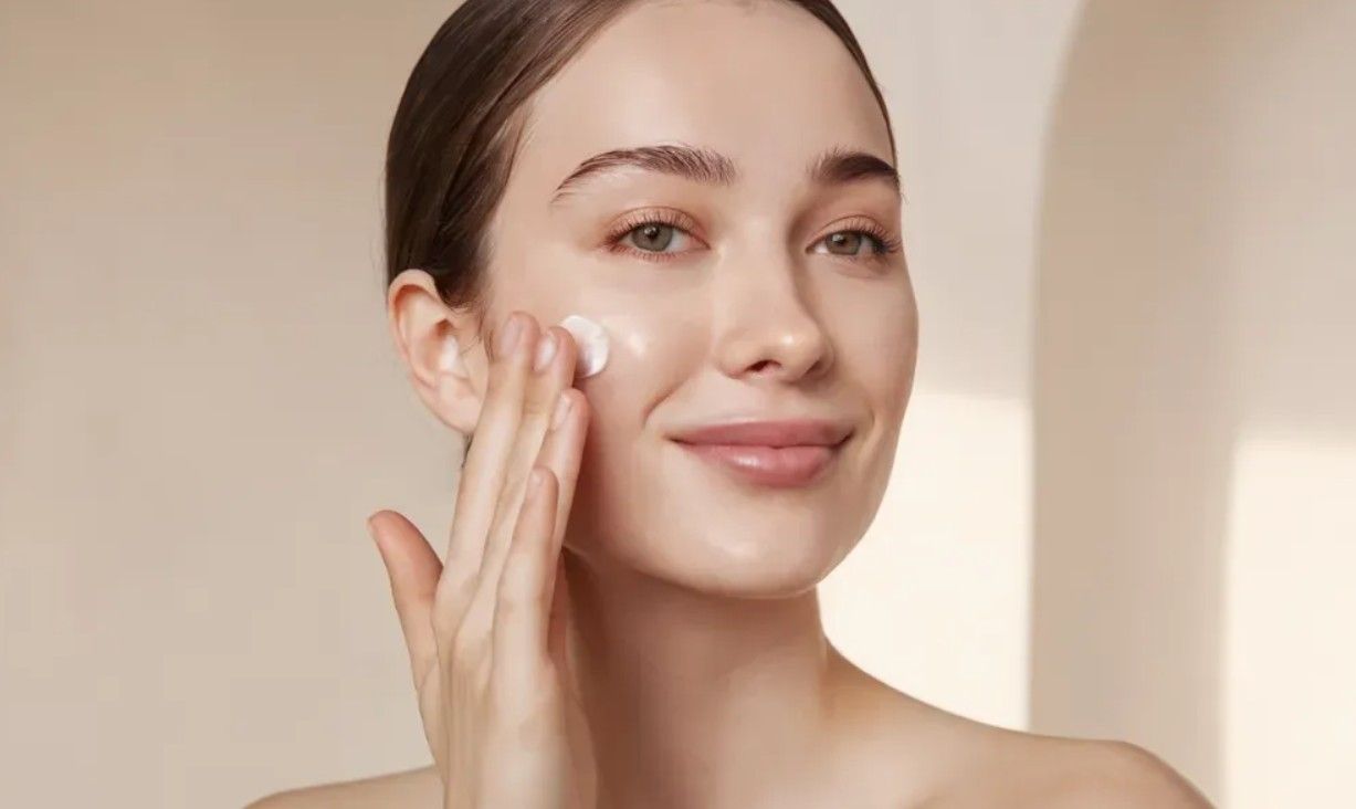 Da dầu mụn vẫn nên dùng kem dưỡng ẩm ban ngày