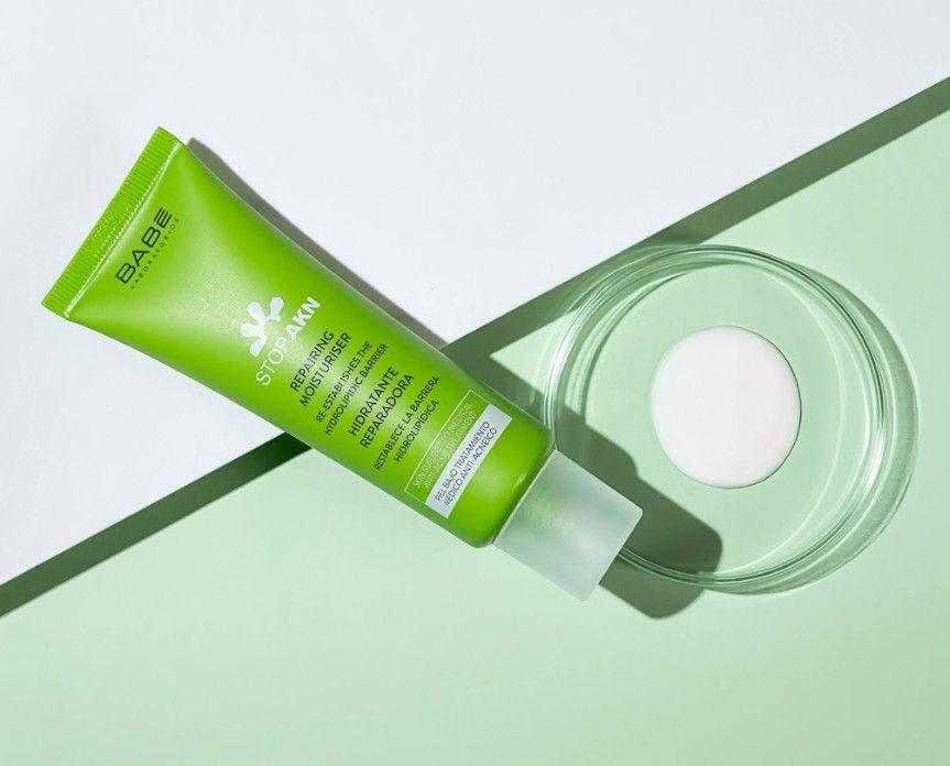 Điểm cộng lớn của BABÉ Stop Akn Repairing Moisturiser là chất kem dạng gel-cream mỏng nhẹ