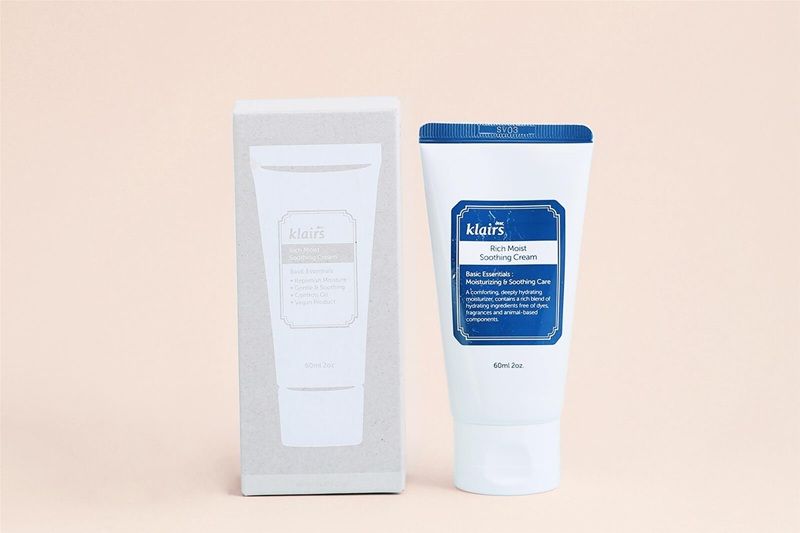 Klairs Rich Moist Soothing Cream cung cấp độ ẩm chuyên sâu tức thì cho da, giảm rõ rệt tình trạng bong tróc và căng rát