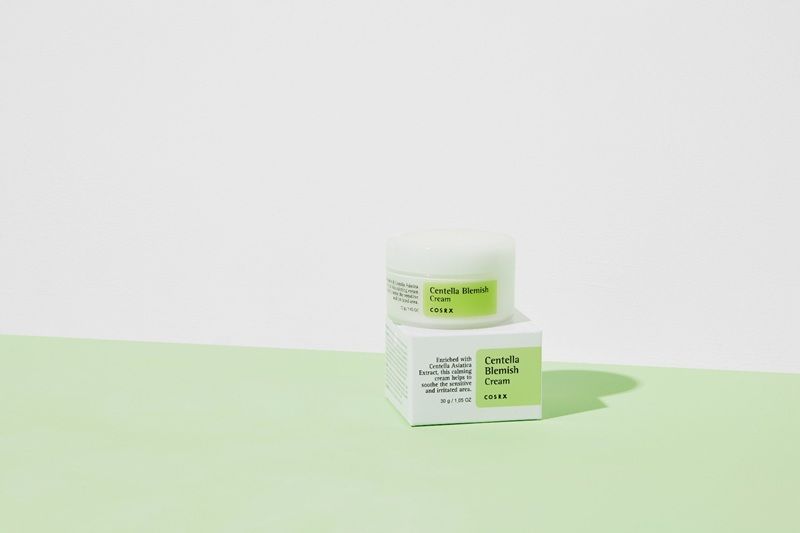 COSRX Centella Blemish Cream không có mùi hương hóa học nồng gắt, mà mùi chủ yếu đến từ các thành phần tự nhiên