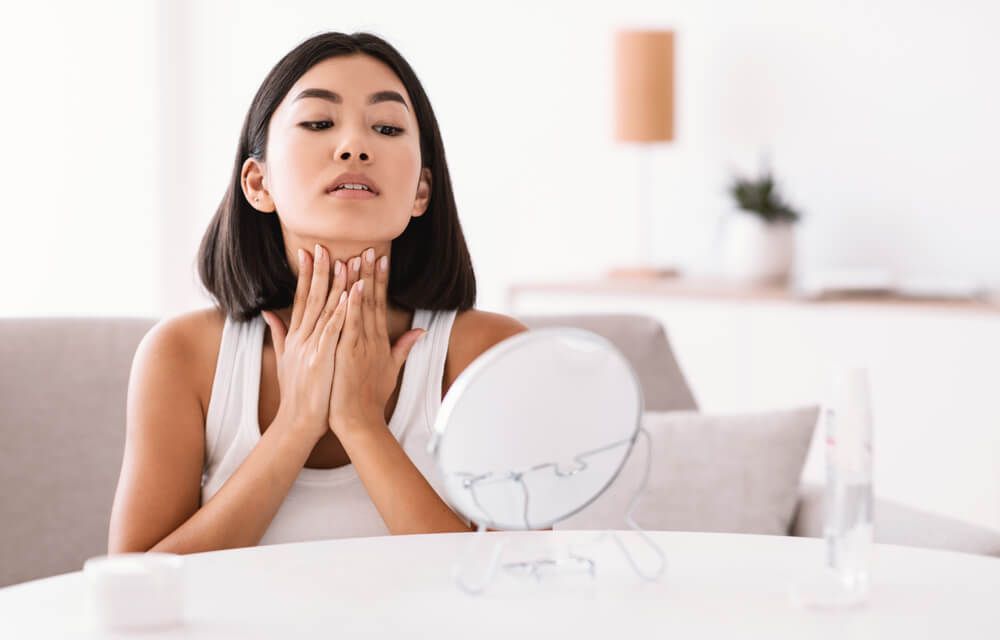 Luôn thoa kem dưỡng cổ theo chiều từ dưới lên
