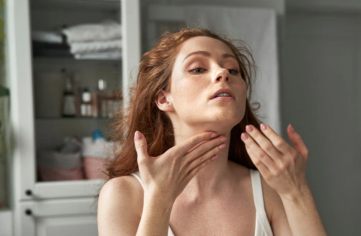 Kem dưỡng da cổ phải chứa thành phần giúp kích hoạt collagen và elastin