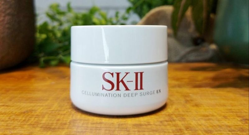 Mở đầu danh sách những sản phẩm kem dưỡng trắng da mặt cho mẹ sau sinh tốt nhất hiện nay là SK-II Cellumination Deep Surge EX