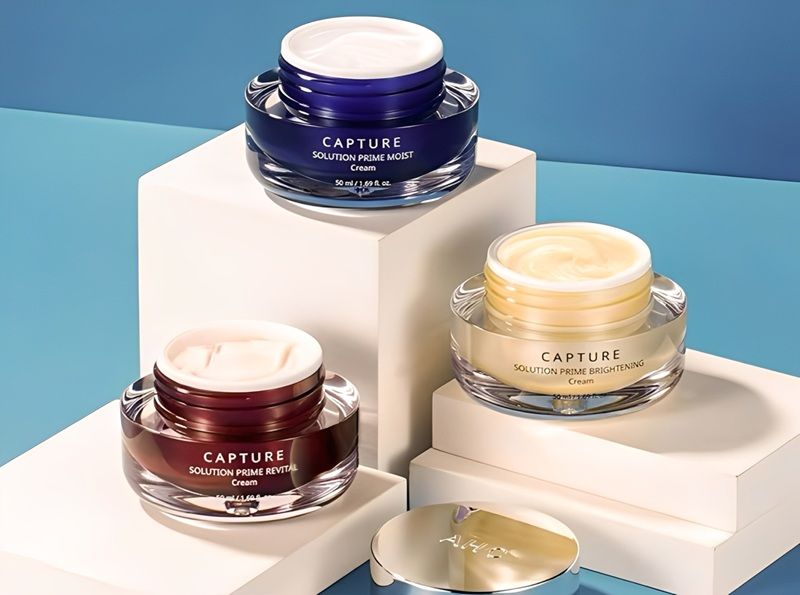 Phiên bản Capture Solution Max Cream White được phát triển để hỗ trợ làm sáng và đều màu da, đồng thời hạn chế tình trạng thâm sạm