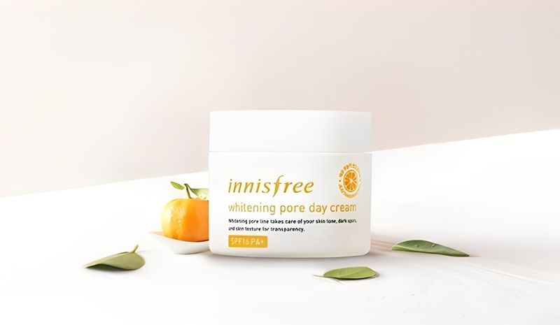 Được Innisfree phát triển dựa trên nguồn nguyên liệu thiên nhiên từ đảo Jeju, Whitening Pore Cream hướng đến việc nuôi dưỡng làn da theo cách nhẹ nhàng nhưng vẫn hiệu quả