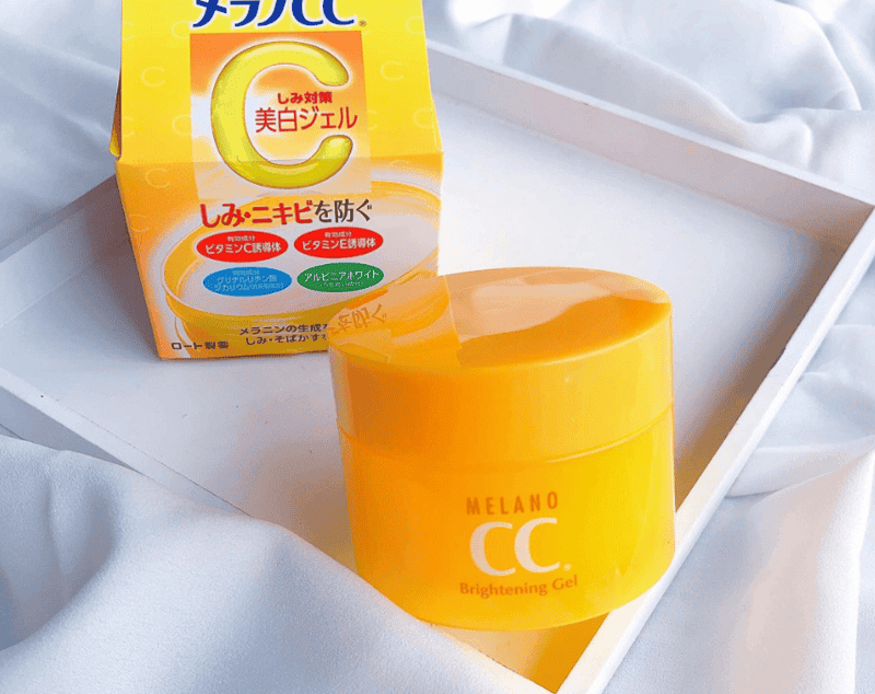 Melano CC Whitening Gel được thiết kế với kết cấu trong suốt, nhẹ nhàng, tập trung vào việc làm mờ vết thâm sau mụn và cải thiện sắc tố