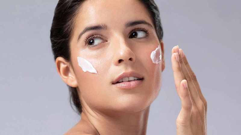 Kem lót dưỡng ẩm là một sản phẩm thiết yếu trong quy trình trang điểm, hoạt động như một lớp màng bảo vệ mỏng, đồng thời cấp ẩm sâu