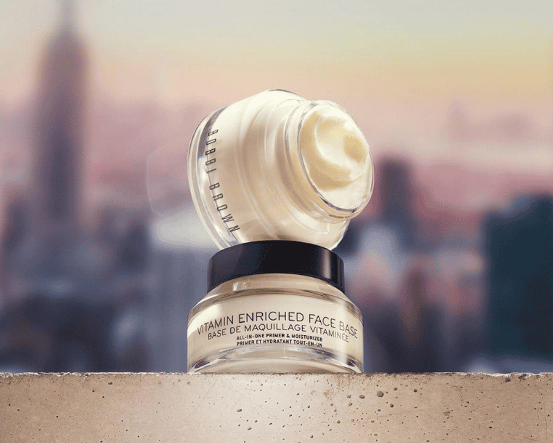 Khi nhắc đến những sản phẩm kem lót dưỡng ẩm đã trở thành biểu tượng trong giới làm đẹp, không thể không kể đến Bobbi Brown Vitamin Enriched Face Base