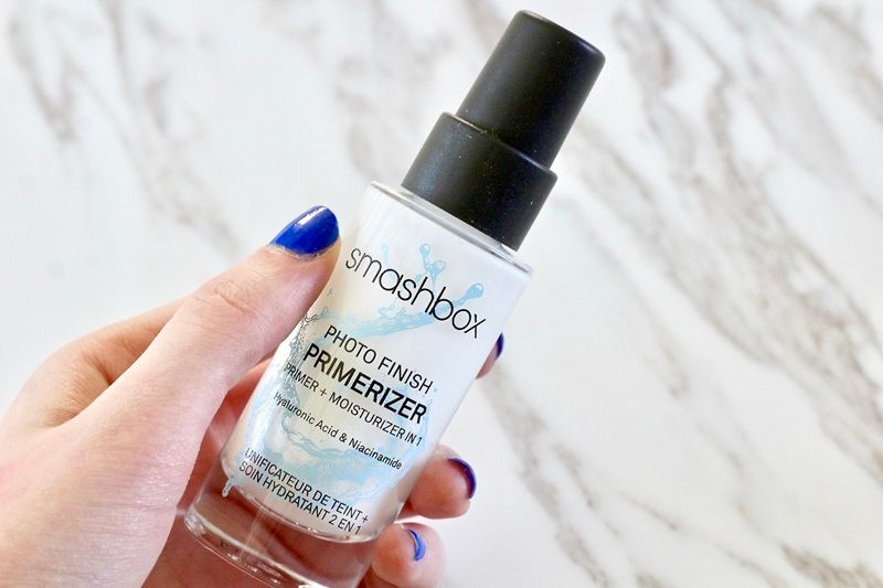 Smashbox Photo Finish Primerizer nổi bật như giải pháp hai trong một đầy ấn tượng, kết hợp sức mạnh của loại kem lót hoàn hảo với khả năng dưỡng ẩm chuyên sâu