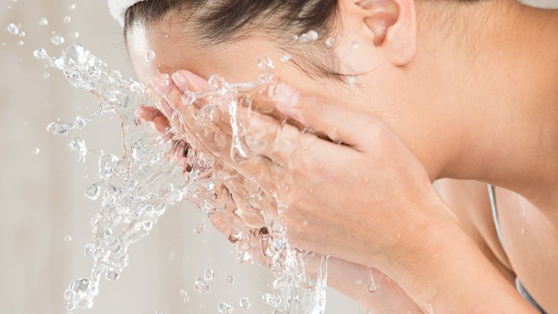 Việc rửa bằng nước ấm sẽ loại bỏ bụi bẩn, dầu thừa mà vẫn giữ được độ ẩm tự nhiên của da