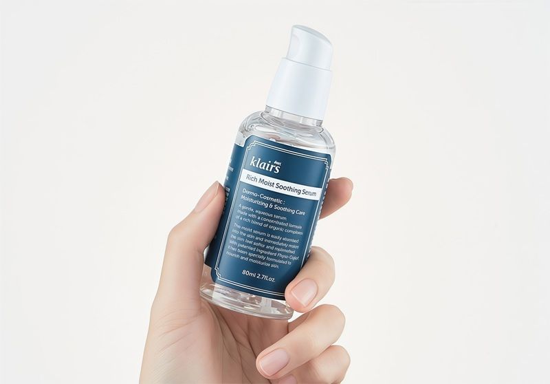 Klairs Rich Moist Soothing Serum có khả năng cấp nước đa tầng cho da