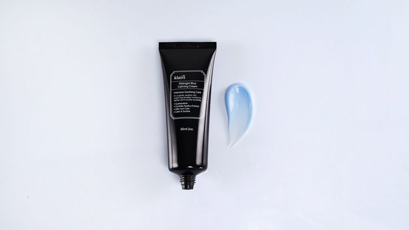 Klairs Midnight Blue Calming Cream được đánh giá cao nhờ khả năng làm dịu, cải thiện da dầu mụn