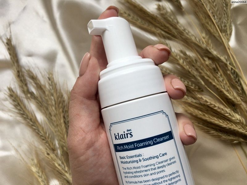 Klairs Rich Moist Foaming Cleanser chính là sản phẩm được nhiều người tin dùng nhờ độ an toàn cho làn da nhạy cảm