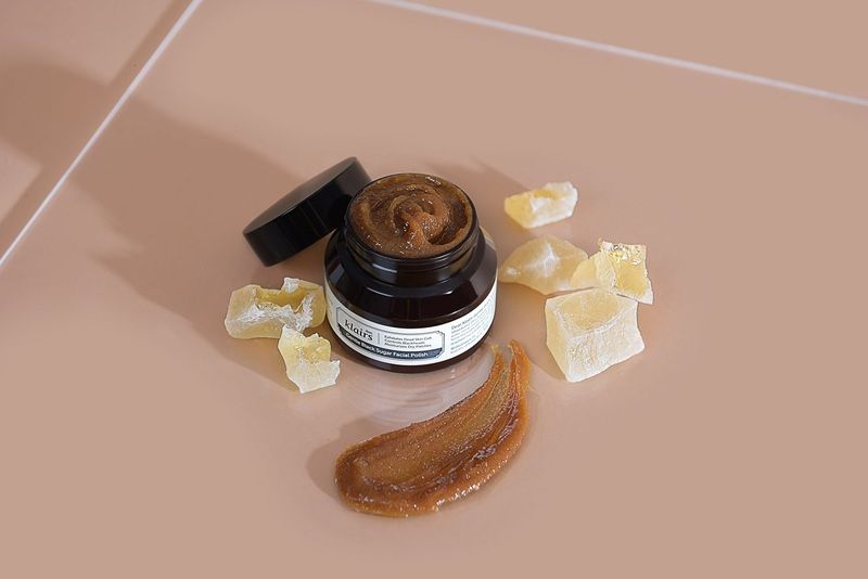 Klairs Gentle Black Sugar Facial Polish là sản phẩm tẩy da chết vật lý dịu nhẹ, phù hợp cho da dầu mụn