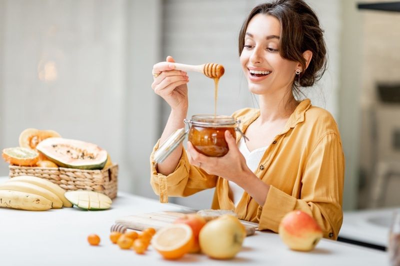 Mật ong có thể hỗ trợ làm trắng da một cách tự nhiên nhờ chứa các enzyme và chất chống oxy hóa