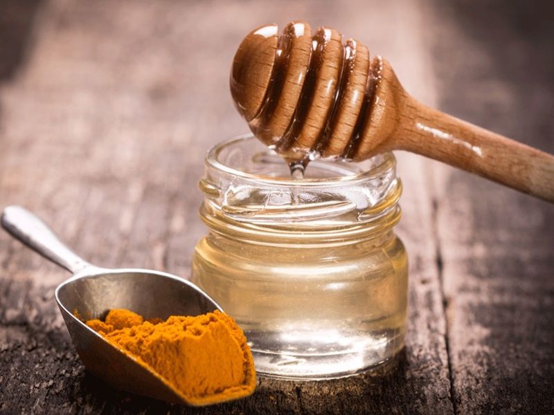 Công thức mật ong và tinh bột nghệ thường được sử dụng để cải thiện tông da, giữ da luôn mềm mịn