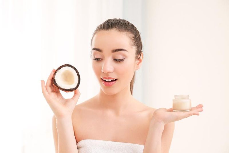 Dầu dừa sở hữu những cơ chế tác động gián tiếp hỗ trợ cải thiện tông da