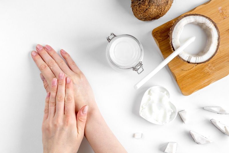 Dầu dừa nguyên chất là một trong những cách dễ thực hiện nhất để dưỡng trắng da tại nhà