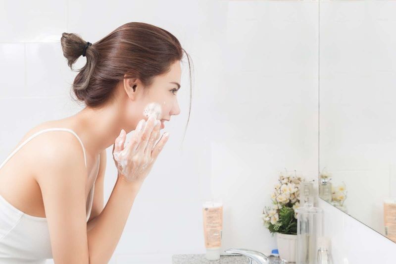 bạn cần thực hiện các bước cơ bản một cách đều đặn để bảo vệ làn da trước các yếu tố gây hại