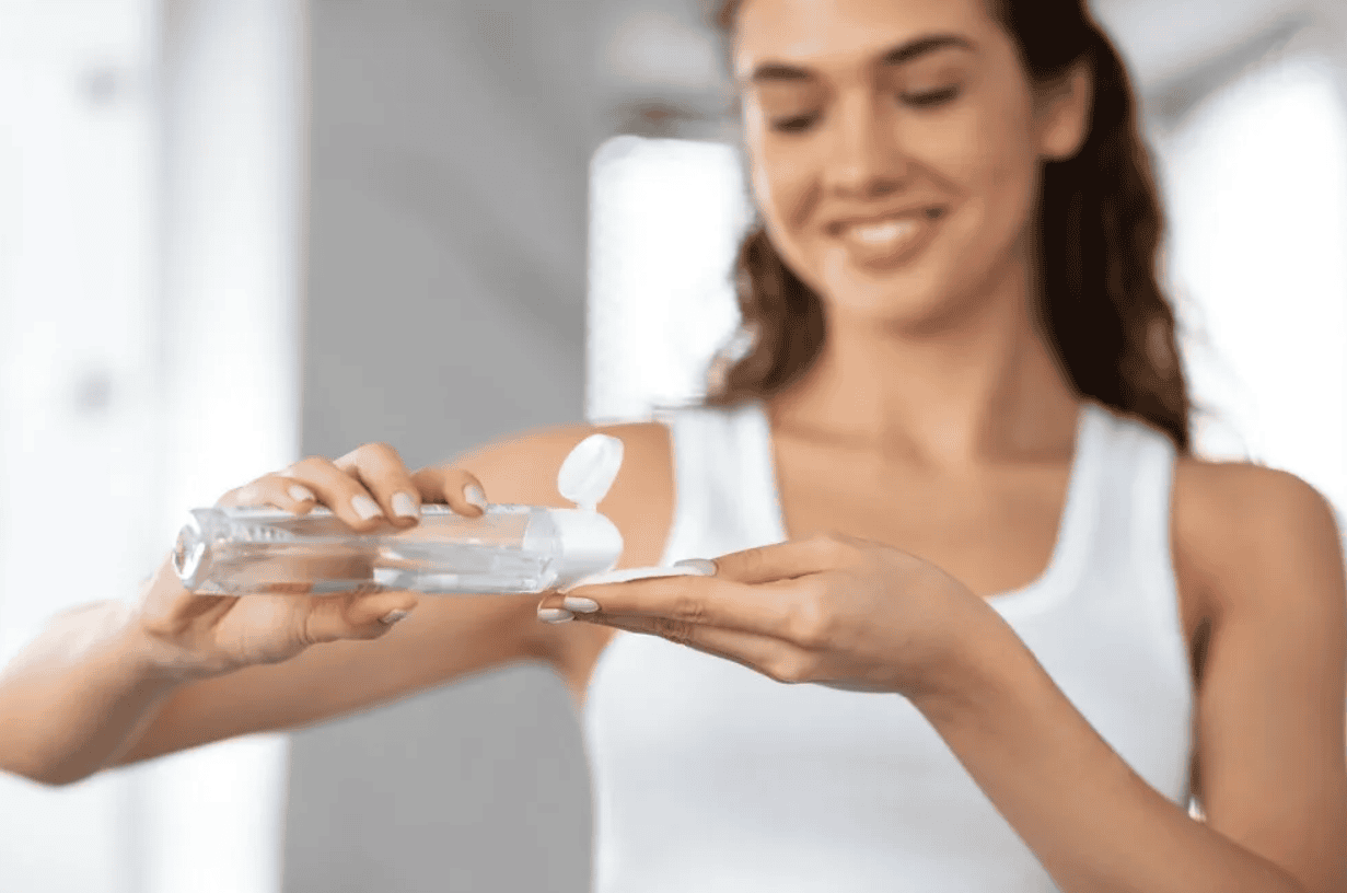 mặt mụn có nên dùng nước tẩy trang hình 2.png