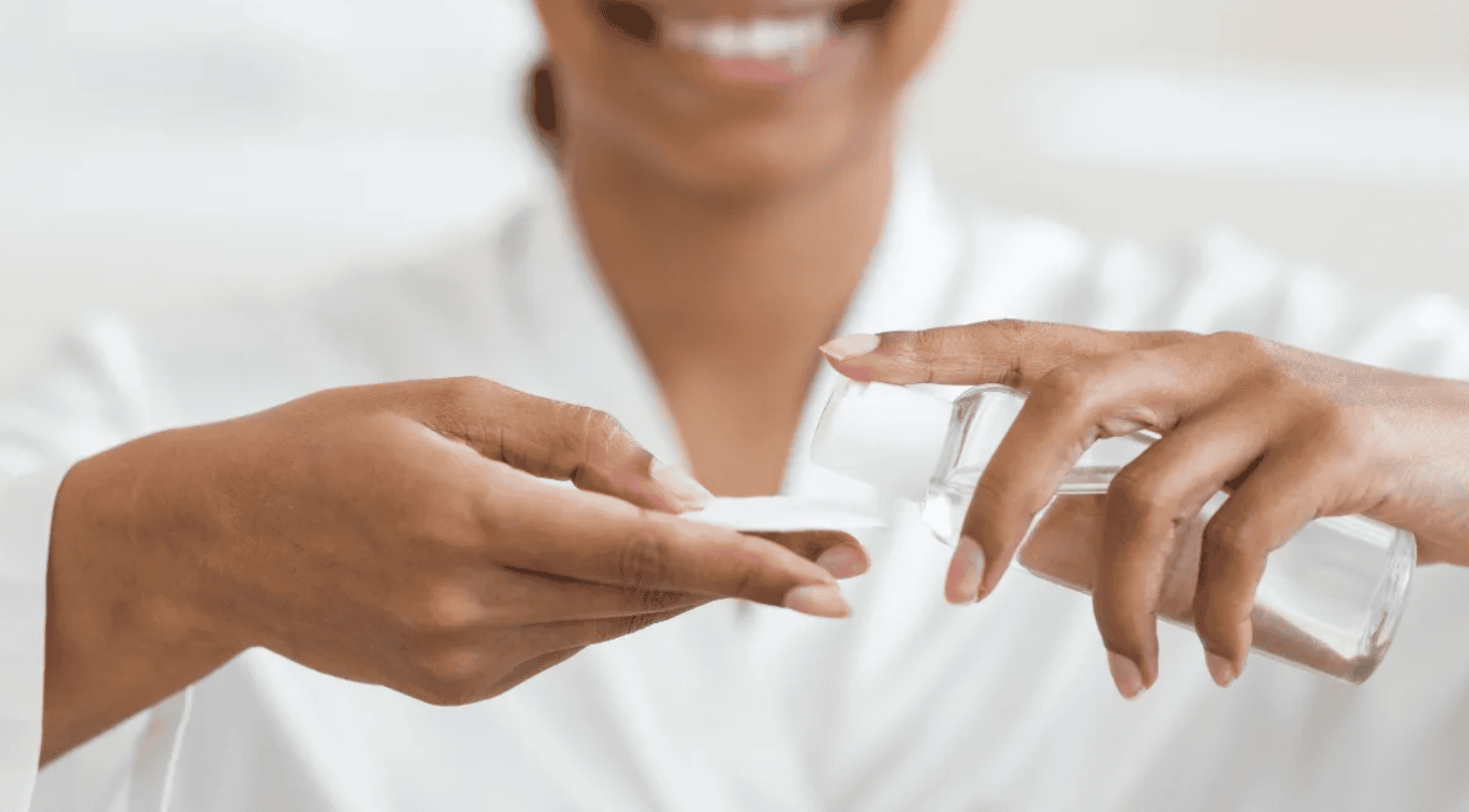 mặt mụn có nên dùng nước tẩy trang hình 4.png